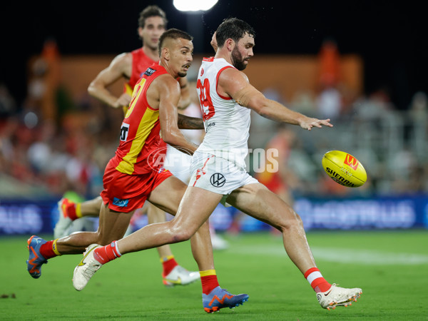 AFL 2023 ROUND 01 - GOLD COAST V SYDNEY - A-15792044