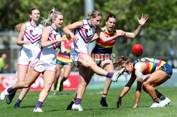 AFLW 2022 S7 Round 07 - Adelaide v Fremantle - 1016256