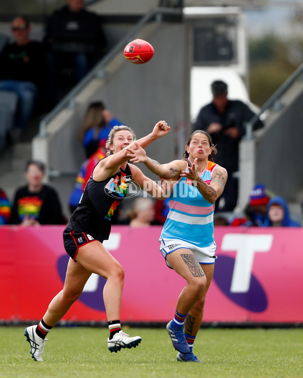 AFLW 2022 S7 Round 08 - Western Bulldogs v St Kilda - 1017775