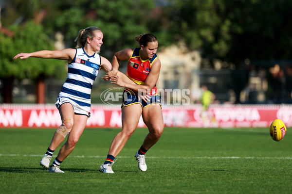 AFLW 2022 S7 Round 09 - Adelaide v Geelong - 1018309