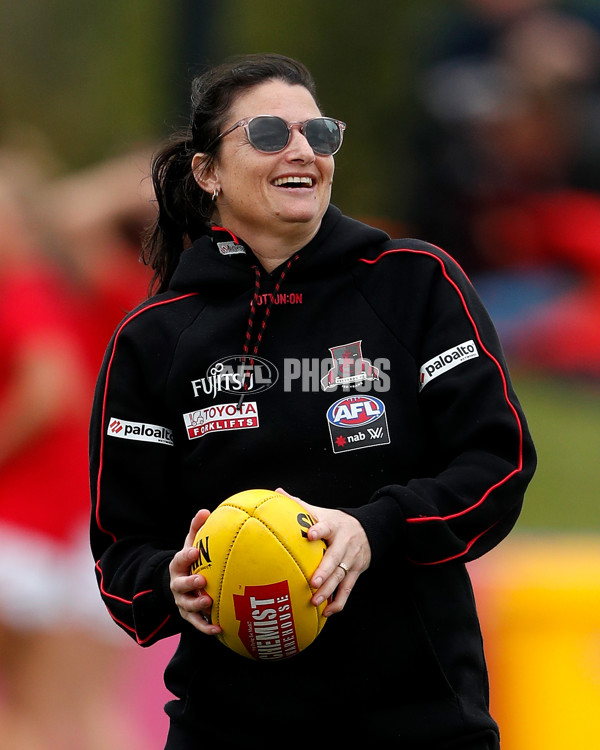 AFLW 2022 S7 Round 09 - Melbourne v Essendon - 1019068