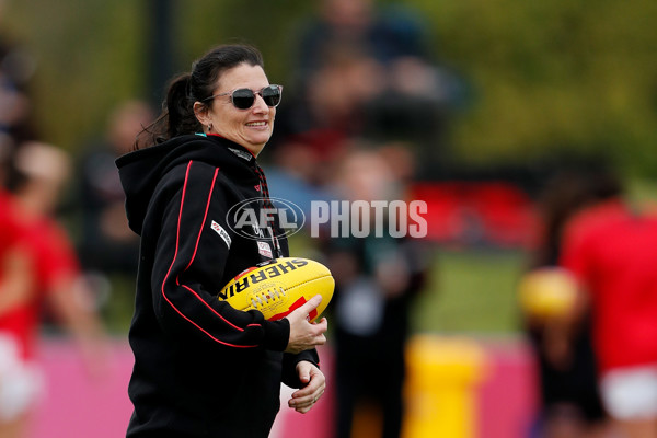 AFLW 2022 S7 Round 09 - Melbourne v Essendon - 1019069