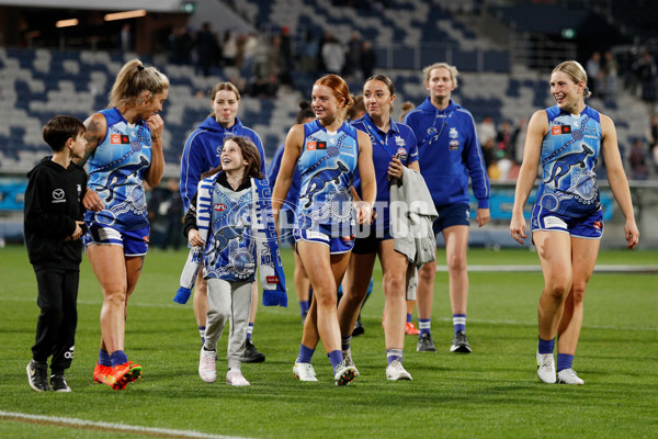 AFLW 2022 S7 First Elimination Final - Geelong v North Melbourne - 1021094