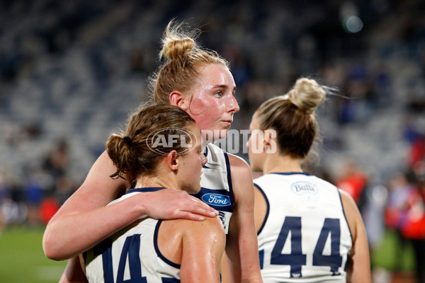 AFLW 2022 S7 First Elimination Final - Geelong v North Melbourne - 1021061