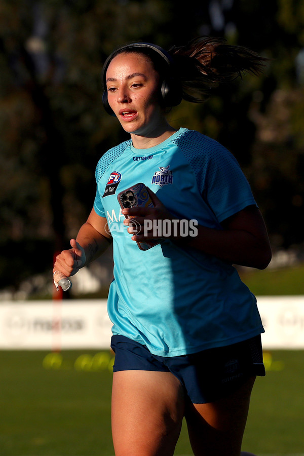 AFLW 2022 S7 Training - North Melbourne 171122 - 1022942