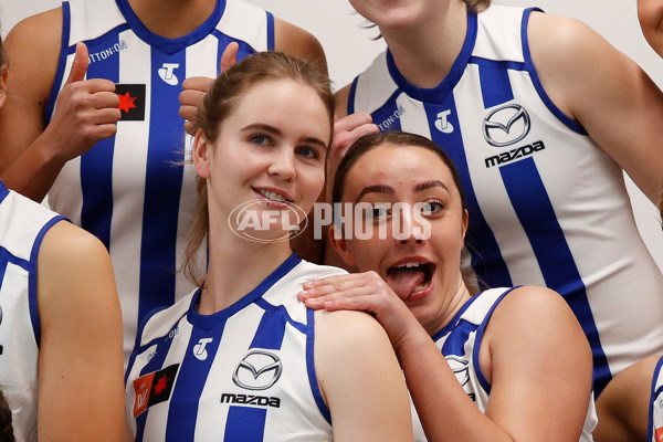 AFLW 2022 Media - North Melbourne Team Photo Day S7 - 981688