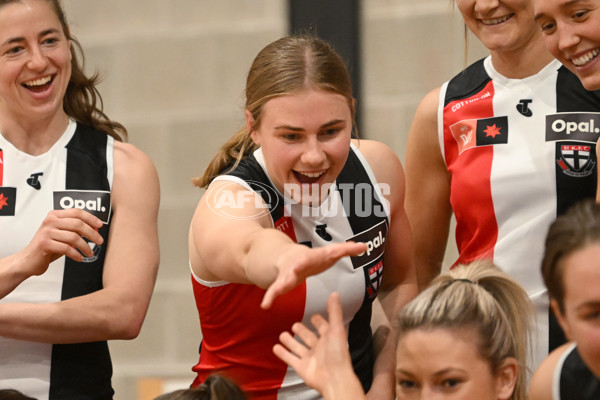 AFLW 2022 Media - St Kilda Team Photo Day S7 - 997434