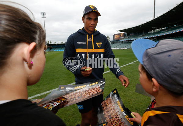 AFL 2015 Media - Hawthorn Community Camp Day 2 - 360514