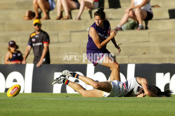 AFLW 2017 Rd 04 - Fremantle v Adelaide - 489616