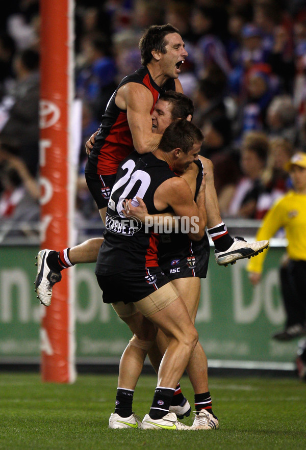 AFL 2011 Rd 12 - St Kilda v Western Bulldogs - 233178