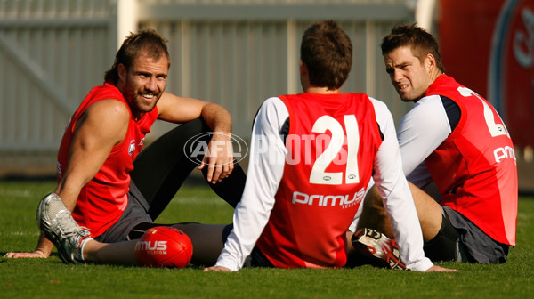 AFL 2008 Media - Melbourne Training 220408 - 137053