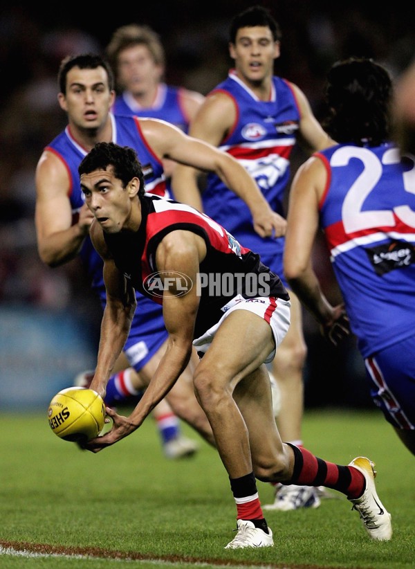 AFL 2006 Rd 22 - Western Bulldogs v Essendon - A-35749301