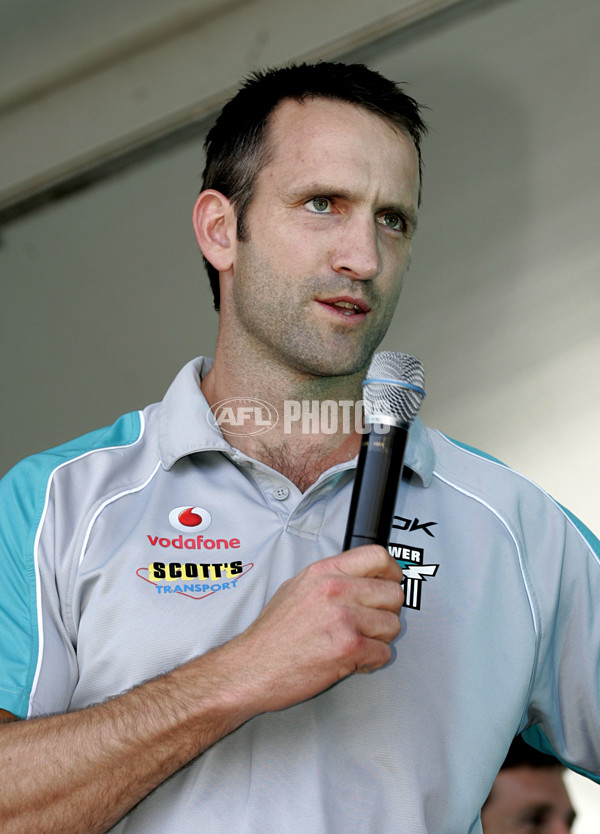 AFL Media - Port Adelaide Players Return to Alberton - 18147