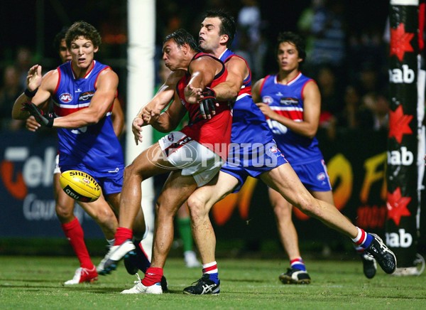 AFL 2006 NAB Cup Rd 1 - Western Bulldogs v Melbourne - 39473