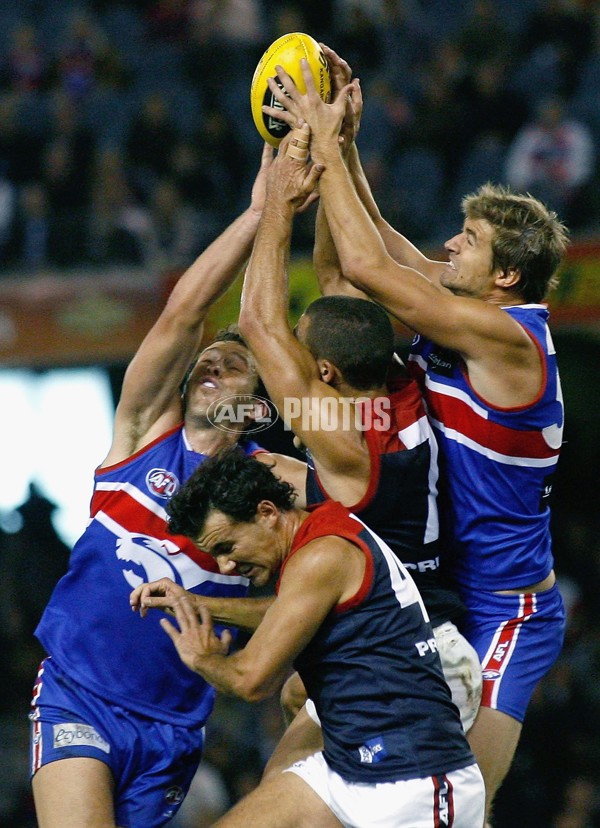 AFL 2006 Rd 2 - Western Bulldogs v Melbourne - 44786