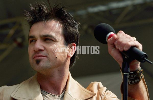 AFL 2005 Media â€“ Australian Idol Grand Final Concert 210905 - 58443