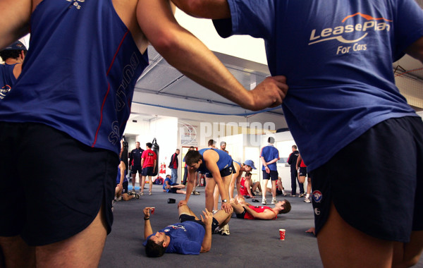 AFL 2004 Media - Western Bulldogs Sign On Day 131104 - 117472