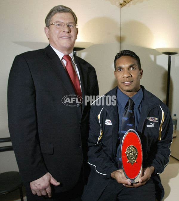 AFL 2003 Media - Community Leadership Award 180903 - 121880