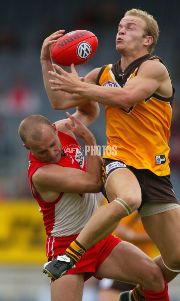 AFL 2002 Wizard Cup Match - Hawthorn v Sydney - 133308