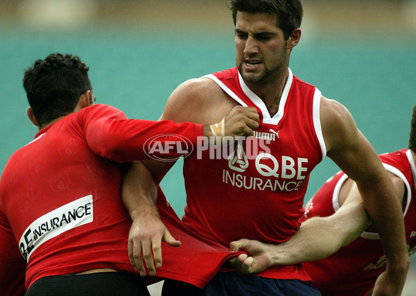 AFL 2002 Media - Sydney Training 170402 - 135434