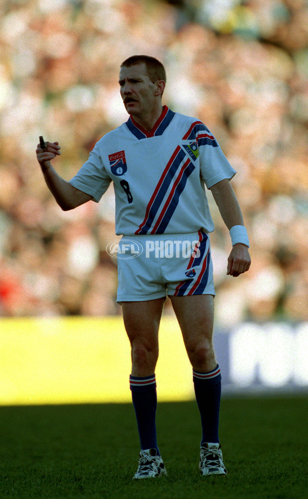 AFL 1999 Media - Field Umpire Peter Carey - 138883
