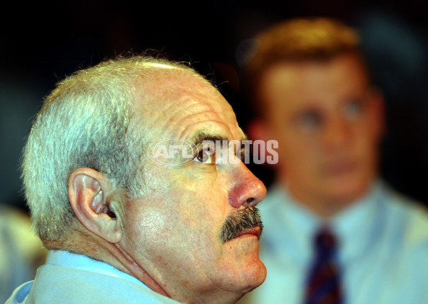 AFL 2001 Media - Brownlow Medal Presentation 240901 - 141775