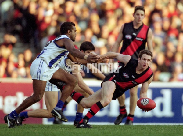 AFL 2001 Rd 16 - Essendon v Kangaroos - 145394