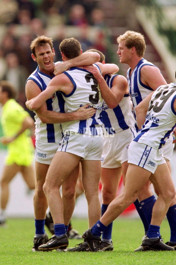 AFL 2001 Rd 16 - Essendon v Kangaroos - 148970