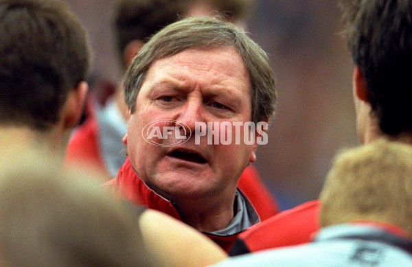 AFL 2000 1st Qualifying Final - Essendon v Kangaroos - 151214