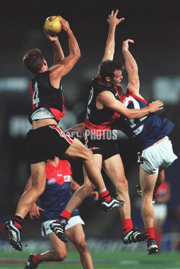 AFL 2000 Ansett Cup Semi Final - Essendon v Melbourne - 151459