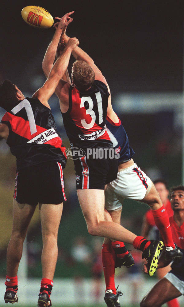 AFL 2000 Ansett Cup Semi Final - Essendon v Melbourne - 151458