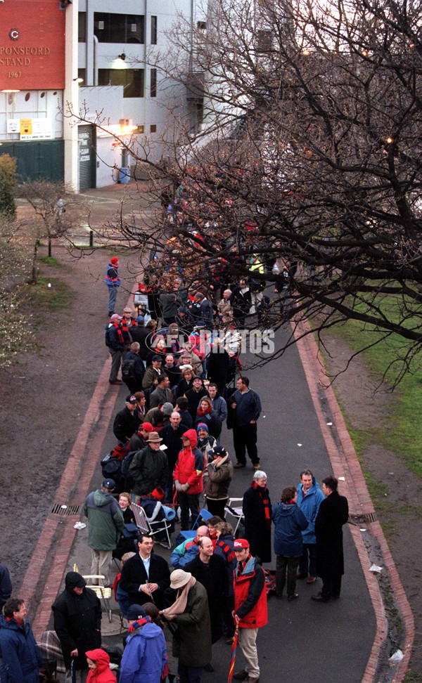 AFL 2000 Grand Final - Essendon v Melbourne - 151815