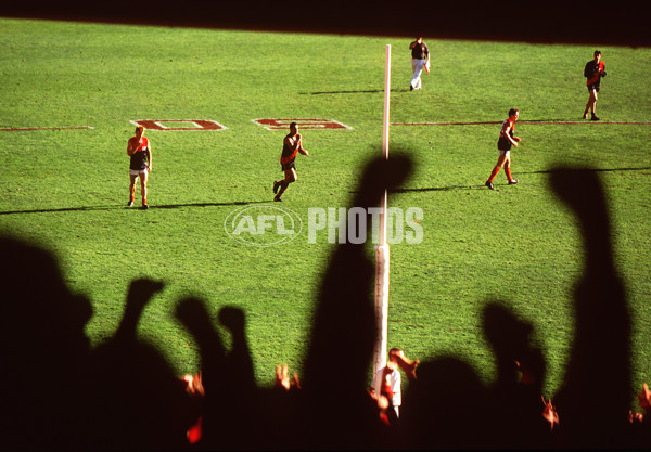 AFL 2000 Grand Final - Essendon v Melbourne - 152009