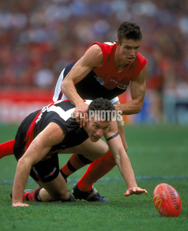 AFL 2000 Grand Final - Essendon v Melbourne - 152041