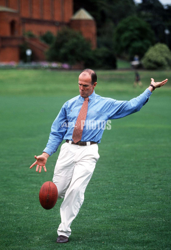 AFL 1998 Media - Barry Price Photo Feature - 163565