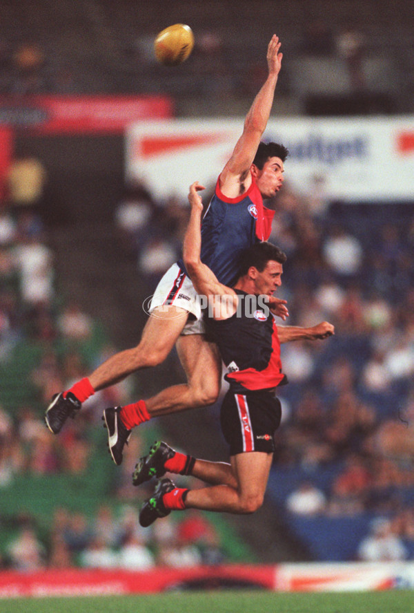 AFL 2000 Ansett Cup Semi Final - Essendon v Melbourne - 165088