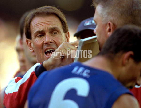 AFL 2000 Rd 15 - Western Bulldogs v Kangaroos - 166027