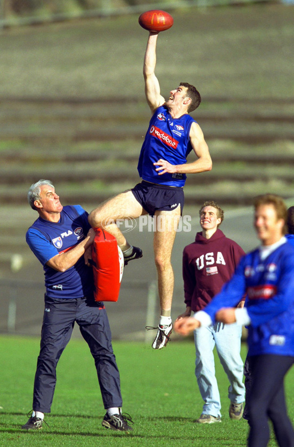 AFL 2000 Media - Western Bulldogs Training 060700 - 166068