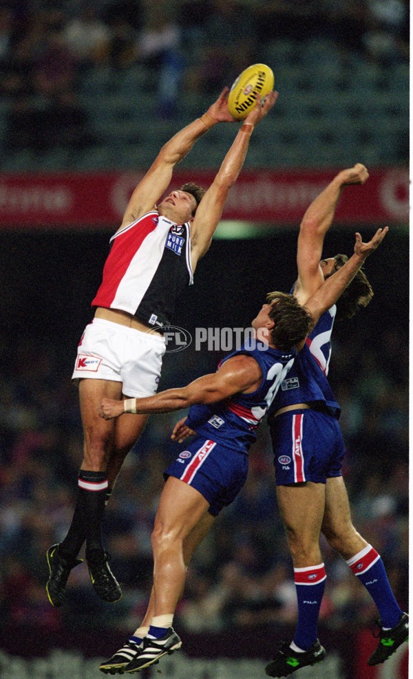 AFL 2001 Rd 1 - St Kilda v Western Bulldogs - 167542