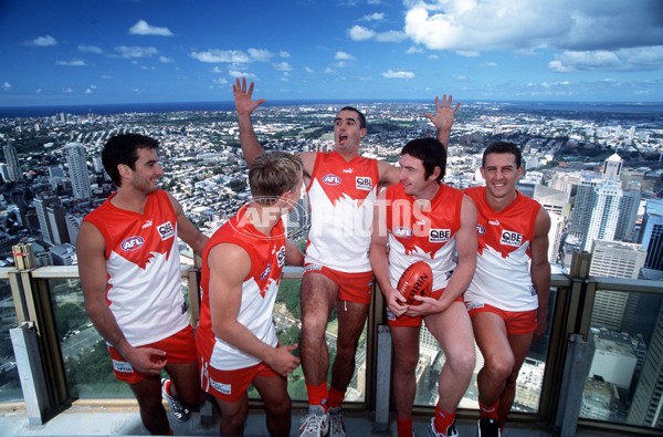 AFL 2001 Media - Sydney Swans Centrepoint Tower Visit 300301 - 167925