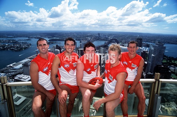 AFL 2001 Media - Sydney Swans Centrepoint Tower Visit 300301 - 167924