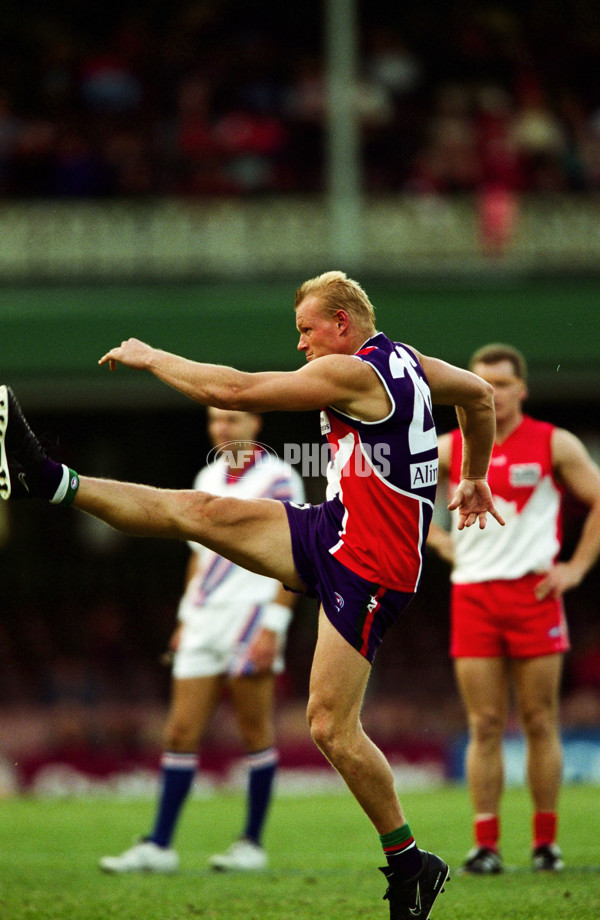 AFL 2001 Round 9 - Sydney v Fremantle - 25275