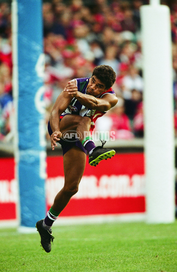 AFL 2001 Round 9 - Sydney v Fremantle - 25437