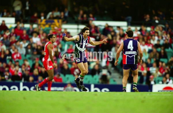 AFL 2001 Round 9 - Sydney v Fremantle - 25429