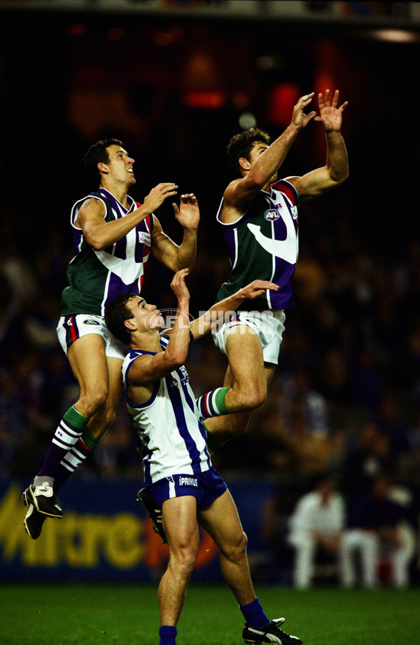 AFL 2001 Round 11 - Kangaroos v Fremantle - 25547
