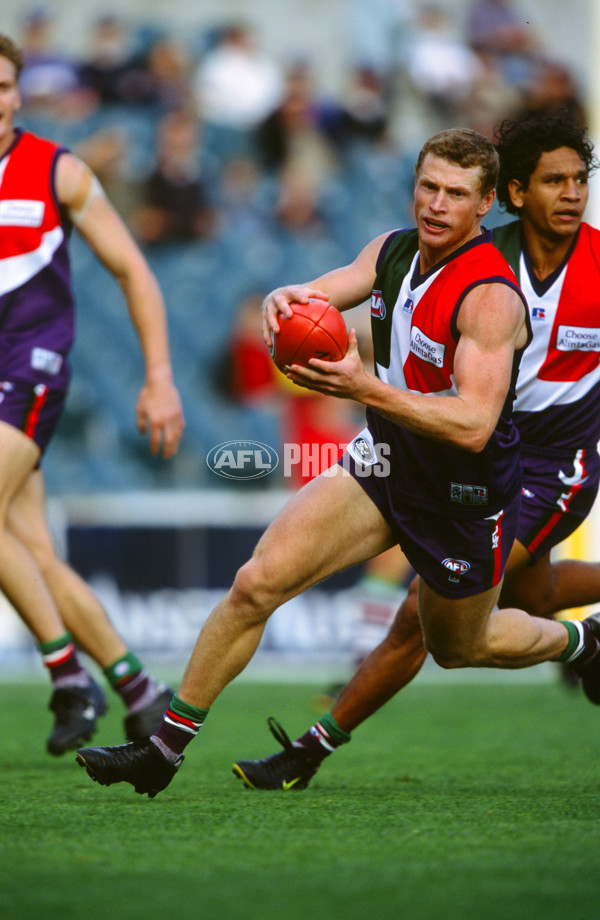 AFL 2001 Round 8 - Fremantle v Geelong - 25586