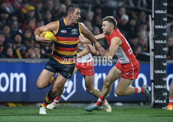 AFL 2023 Round 23 - Adelaide v Sydney - A-42169998