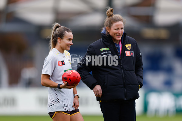 AFLW 2023 Round 02 - Western Bulldogs v Hawthorn - A-43054489