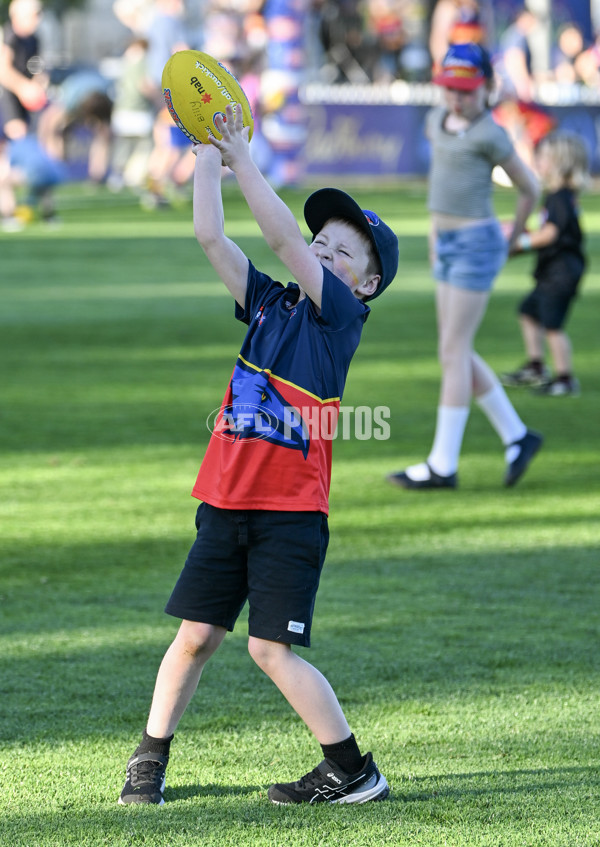 AFLW 2023 Round 03 - Adelaide v Essendon - A-43202085