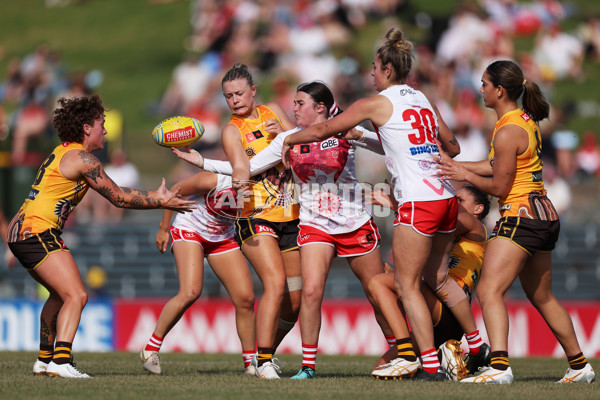 AFLW 2023 Round 07 - Sydney v Hawthorn - A-43700540